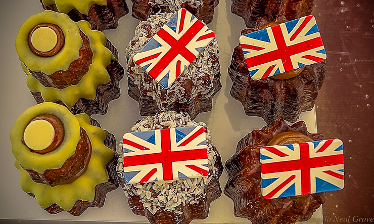 Happy and Glorious Platinum Jubilee of Queen Elizabeth II. Patriotic Jubilee cakes for sale on the Kings road, Chelsea, London.  Photo:ANGROVE