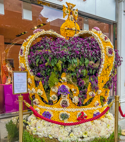 Happy and Glorious Jubilee. Outside Roger Vivier, Knightbridge, London, a royal crown all made from flowers.
Photo//ANGrove