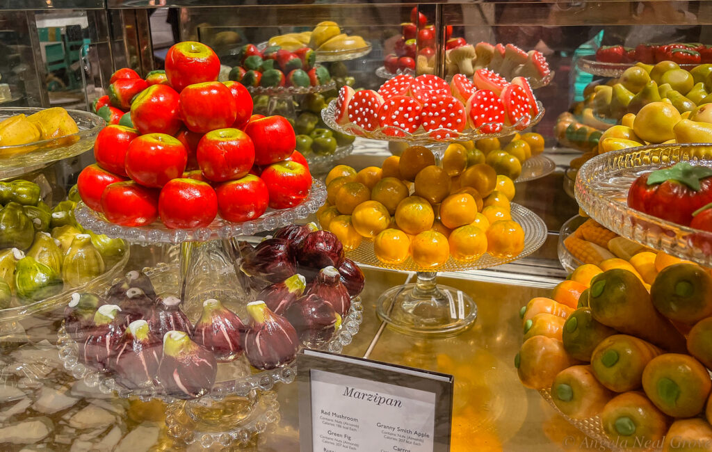 Sparkling summer season, London Marzipan in the shapes of fruits and vegetables at Fortum and Mason, Picadilly, London
PHOTO: //ANGROVE